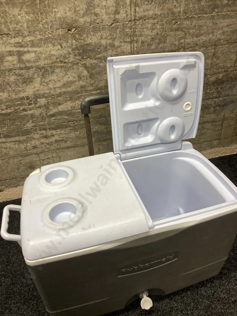 Large Rubbermaid Chilly Bin With Hinged Split Lid, Wheels & Fixed Handle, Drain Plug Image 1++